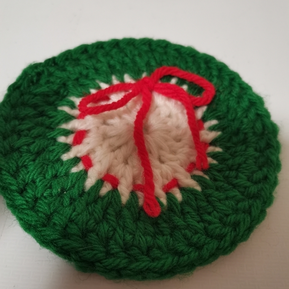 CHRISTMAS  ROUND HANDMADE VINTAGE CROCHET COASTERS RED, WHITE & GREEN, SET OF 17 - Picture 5 of 6